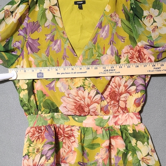 EXPRESS Floral V-Neck Long Sleeve Smocked Cuff Peplum Lined Blouse - Size Medium - Picture 8 of 12